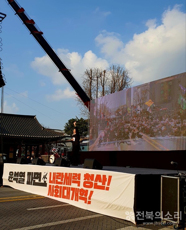 도내 한 대학교 재학생이 본 집회 행사에 앞서 걸그룹 등 인기 가수들이 부른 신나는 음악과 잘 어울리는 구호를 리듬에 맞춰 선창하며 분위기를 잘 이끌고 있는 모습.