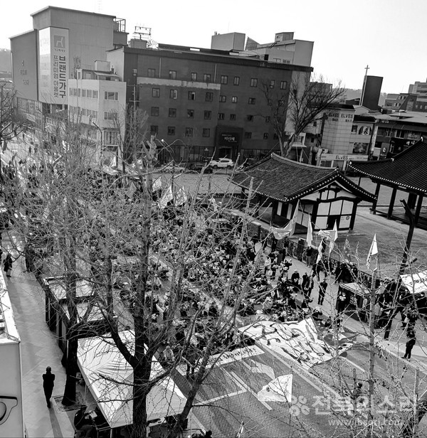 집회 현장을 인근 건물 옥상에서 흑백으로 촬영한 모습.