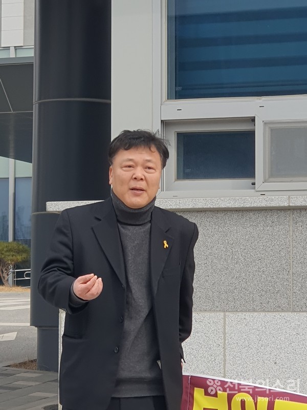 이문옥 전주시민회 사무국장은 13일 “(주)자광홀딩스와 특수 관계사인 (줘)자광이 총사업비 6조 2,000억원 규모의 전주시 옛 대한방직부지 개발사업을 진행한다는 것은 실현 가능성이 없는 어불성설이다”고 주장했다.