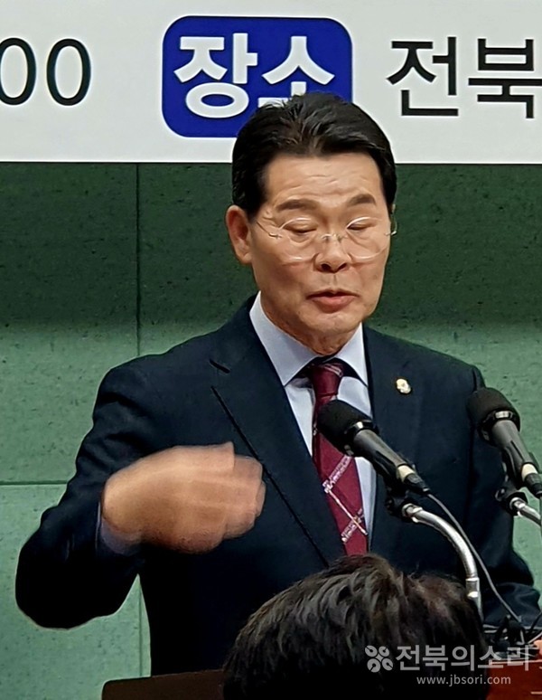 권익현 부안군수는 19일 오전 11시 전북특별자치도의회 브리핑룸에서 기자회견을 열고 “변산해수욕장 관광휴양콘도 특혜는 없었다”고 해명했다.