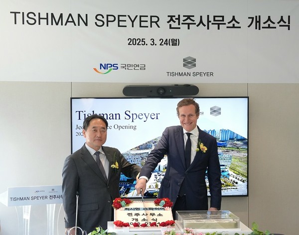 김태현(사진 왼쪽) 국민연금공단 이사장과 롭 스파이어 티시먼 스파이어 최고경영자는 24일 오후 전주시 만성동에서 열린 티시먼 스파이어 전주사무소 개소식에 참석했다.(사진=국민연금공단 제공)