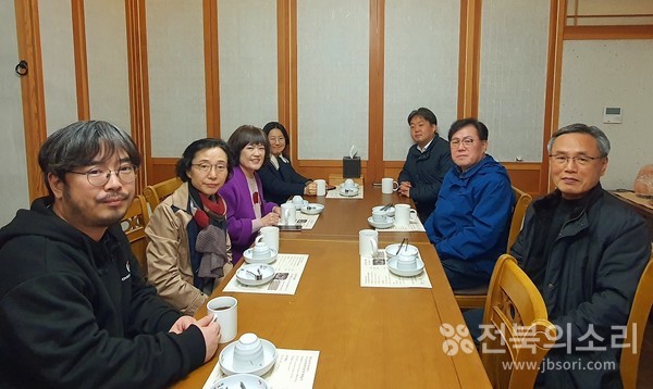 전북의소리 독자참여편집위원회는 28일 오후 6시부터 약 2시간 동안 7명의 위원들이 참석한 가운데 올해 첫 정기회의를 개최했다.