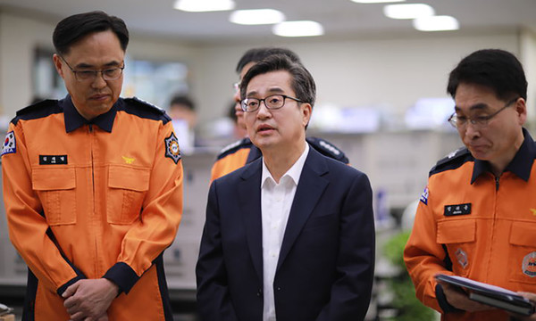 김동연 경기도지사가 26일 오전 소방재난본부 상황실을 찾아 산불 예방 등을 위한 현장 점검을 하고 있다.(사진=경기도 제공)