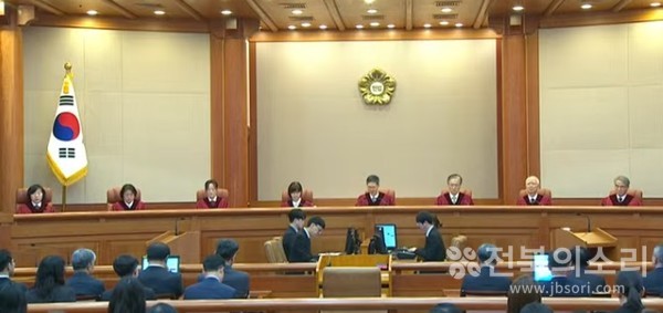 헌법재판소는 4일 오전 11시 22분, 대심판정에서 재판관 '전원일치'로 대통령 윤석열에 대한 파면 결정을 내렸다. 