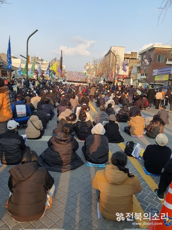 '윤석열 파면'을 요구하며 거리로 나선 전주시민들 모습.