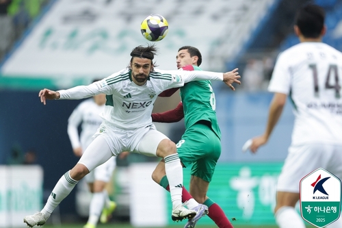 북 콤파뇨(왼쪽)와 대전 밥신이 공중 볼을 다투고 있다. (출처한국프로축구연맹)