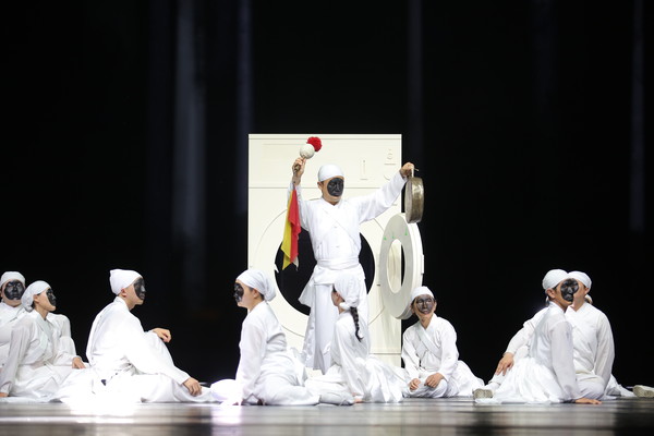 2024년 전주세계소리축제 개막 공연 '잡색X' 한 장면.(사진=전주세계소리축제 제공)