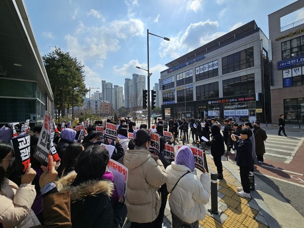 4월 2일 재판을 통해 ‘군산 교제폭력 방화사건’의 실체가 조금은 드러났다. 사진은 군산 교제폭력 정당방위 사건 공동대책위원회 발족 기자회견이 3월 6일 오전 11시 30분 전주지방법원 앞에서 열린 모습.(사진=군산 교제폭력 정당방위 사건 공동대책위원회 제공)