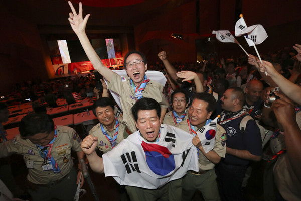 2017년 8월 16일(현지시간) 세계스카우트연맹 총회에서 '2023 세계 잼버리대회'가 전북 새만금으로 결정되자 당시 황현 전북도의회 의장이 송하진 전북도지사를 업으며 환호하고 있다.(사진=전북도 제공)