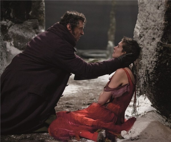 고통과 폭력의 서사 한 가운데서 가난한 이들을 도우며 지내는 장발장과 프랑스 혁명기를 다룬 영화 ‘레미제라블’의 한 장면.(사진=UPI코리아 제공)