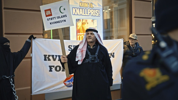 맨 위부터 '마지막 공화당원', '브라질 대선의 기록', '노르웨이식 데모크레이지' 한 장면.(사진=전주국제영화제 제공)