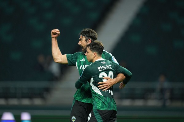 전북 현대는 16일 오후 7시 전주월드컵경기장에서 열린 2025 하나은행 코리아컵 3라운드에서 연장 혈투 끝에 안산 그리너스를 3-0으로 제압하며 16강에 진출했다.(사진=전북 현대 모터스 제공)