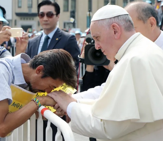 프란치스코 교황이 2014년 8월 16일 서울 광화문광장 시복 미사 카퍼레이드 중 차에서 내려 세월호 참사 가족 김영오 씨를 위로하고 있는 모습.(사진=천주교 교황방한위원회 제공)