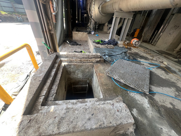 4일 오전 9시 44분쯤 전주시 덕진구 팔복동의 한 제지공장에서 맨홀 작업을 하다 5명이 쓰러져 2명이 숨지는 사고가 발생했다.(사진=전북소방본부 제공)