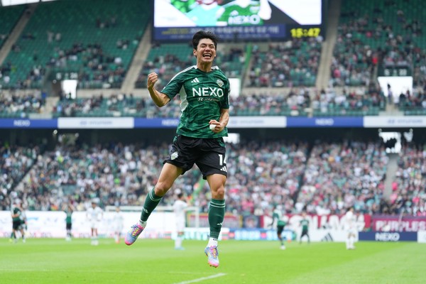 전북 현대는 6일 전주월드컵경기장에서 열린 하나은행 K리그 1 2025 12라운드 대전 하나시티즌과 맞대결서 1-1 무승부로 6승 4무 2패(승점 22점)를 기록하며 2위를 유지했다.(사진=전북 현대 모터스 제공)