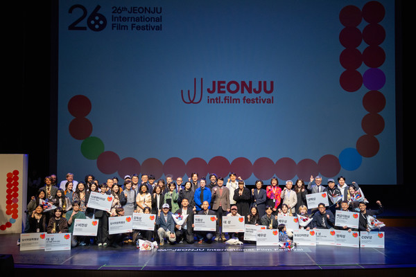 제26회 전주국제영화제가 6일 전북대학교 삼성문화회관에서 시상식을 열고 국제경쟁, 한국경쟁, 한국단편경쟁 부문 등 총 17개를 선정·시상했다.(사진=전주국제영화제 제공)