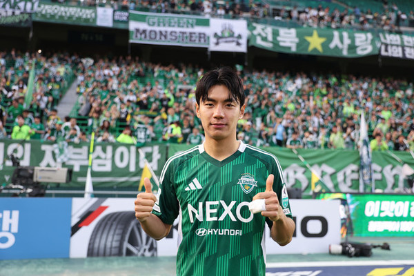 전북 현대 전진우가 4월 20일 전주월드컵경기장에서 열린 대구FC와의 2025 프로축구 K리그1 경기를 마친 뒤 득점자 세리머니를 하고 있다.(사진=한국프로축구연맹 제공)