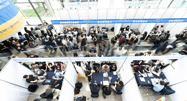 전북대학교가 전북지역 대학생 및 청년 구직자들과 함께하는 대규모 취업박람회를 13일 개최했다.(사진=전북대 제공)