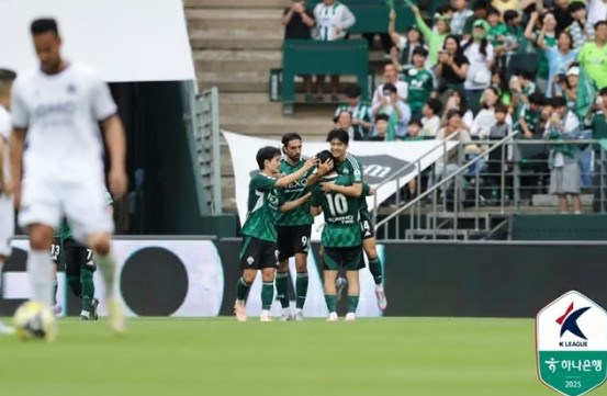 프로축구 전북 현대가 17일 전주월드컵경기장에서 열린 하나은행K리그1 2025 14라운드 FC 안양과 홈경기에서 2-0으로 승리하며 리드 10경기 무패 행진을 이어갔다.(사진=한국프로축구연맹 제공) 