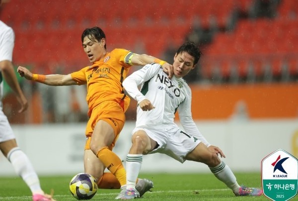 전북 현대는 23일 제주월드컵경기장에서 열린 하나은행 K리그1 2025 15라운드에서 제주SK와 0-0으로 비겨 승점 29점을 챙기며 대전하나시티즌(승점 28점)을 2위로 밀어내고 선두에 등극했다.(사진=한국프로축구연맹 제공)