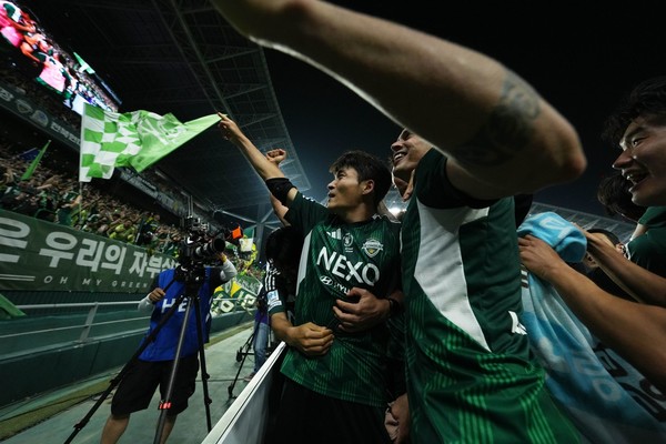 31일 올 시즌 두 번째 현대가 더비는 매진된 상황에서 3,1830명이 입장해 뜨거운 열기를 더했다.(사진=전북 현대 모터스 제공)