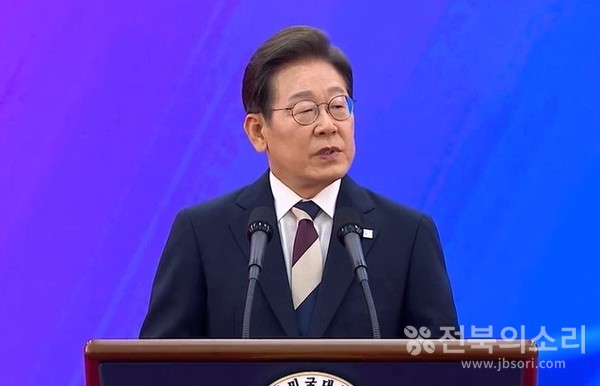 4일 오전 11시 국회 로텐더홀에서 취임선서를 하고 있는 이재명 대통령.