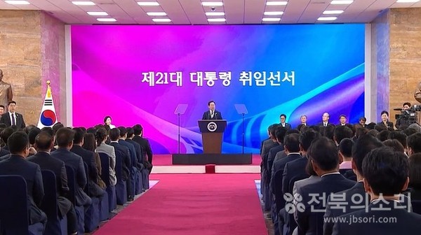 4일 오전 11시 국회 로텐더홀에서 이재명 대통령이 제21대 대통령 취임선서를 하고 있다.