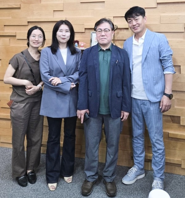 KBS 전주방송총국 라디오 미디어 비평 프로그램인 '패트롤 전북-언론 돋보기jj'를 이끌어 온 제작-진행진과 패널들.(왼쪽부터 김로연 작가, 손주화 전북민언련 처장, 박주현 전북의소리 대표, 함윤호 앵커)