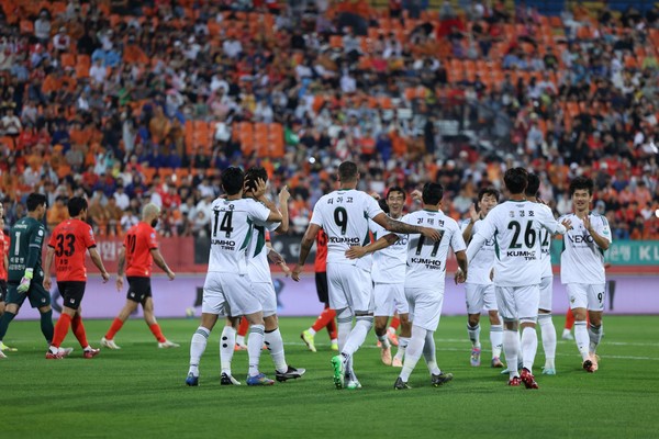 전북 현대는 13일 오후 7시 춘천송암스포츠센터에서 열린 '하나은행 K리그1 2025' 18라운드서 정경호 감독의 강원FC에 3-0 완승을 거두며 14경기 무패 행진을 이어갔다.(사진=전북 현대 모터스 제공) 