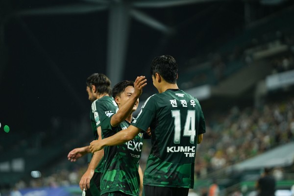 전북 현대는 후반 44분 극적인 역전이 이뤄졌다. 이승우가 전진우와 원투패스를 주고받으며 박스 안으로 침투를 시도하는 과정에서 김태한이 공을 걷어내려다 잘못 맞으면서 자기 골문 안으로 넣어 자책골을 내주며 3-2로 전북의 승리로 대역전극이 막을 내렸다.(사진=전북 현대 모터스 제공)