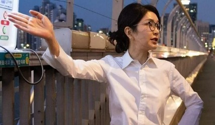 김건희 여사가 2024년 9월 ‘세계 자살 예방의 날’을 맞아 서울 마포대교에서 마포경찰서 용강지구대 근무자와 함께 도보 순찰을 하고 있다. 대통령실 제공