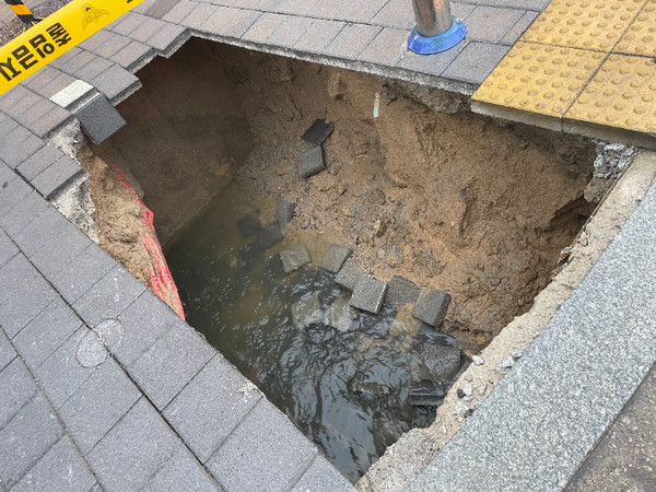 21일 오후 6시 12분쯤 남원시 도통동의 한 횡단보도 앞에 가로 세로 약 3m, 깊이 약 2m의 싱크홀이 발생해 보행자가 다쳤다.(사진=전북소방본부 제공)