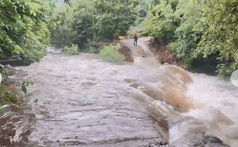 21일 오후 2시 46분께 장수군 번암면 지지계곡에서 백두대간 종주 중이던 산악회원 21명이 계곡물에 고립됐다 구조됐다.(사진=전북소방본부 제공)