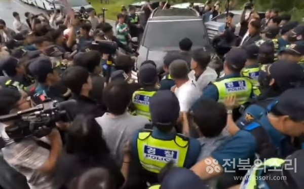 6월 25일 '도민과의 대화'를 위해 완주군청으로 향하던 김관영 도지사가 통합 반대 단체 회원 및 군민들에게 저지를 당했다.