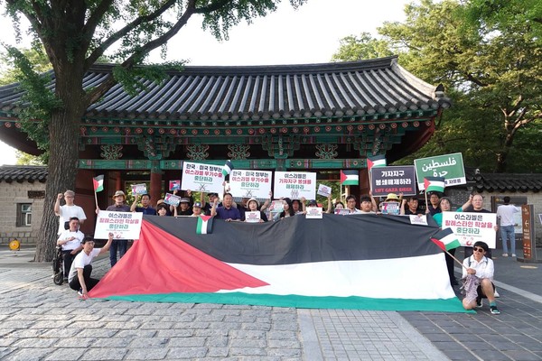 전북지역 시민사회단체들은 12일 전주 경기전 앞에서 ‘팔레스타인에 자유를! 이스라엘·미국 집단 학살 전쟁범죄 규탄’ 집회를 열었다.(사진=체제전환전북네트워크 제공) 