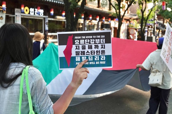 12일 각계의 시민과 활동가들의 발언, 공연 이후 한옥마을 태조로를 중심으로 팔레스타인과 연대하는 의미의 대형 깃발 행진이 진행됐다.(사진 위, 아래=체제전환전북네트워크 제공)