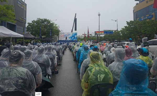 민주노총 전북본부는 16일 민주당 전북도당 앞에서 1,000여명이 참여한 가운데 ‘7월 총파업·총력투쟁대회’를 개최했다.(사진 위, 아래=민주노총 전북본부 제공)