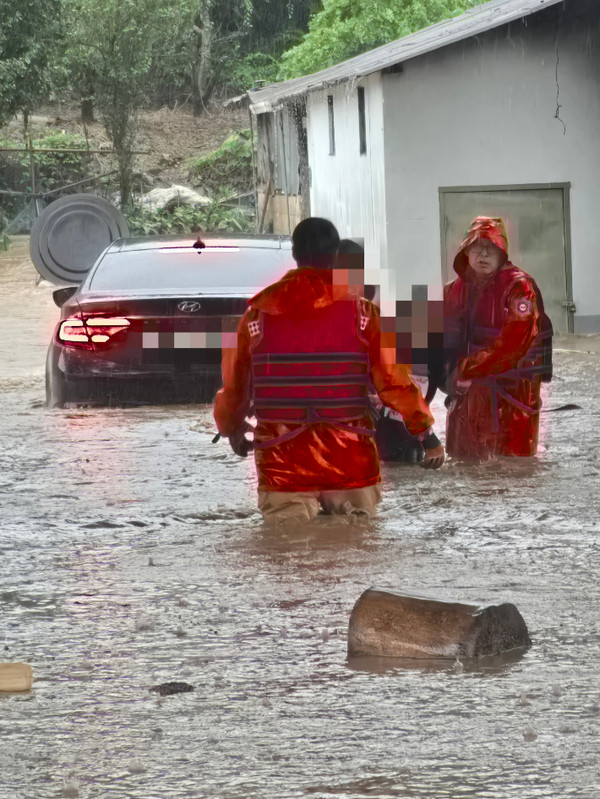 19일 오후 4시 50분쯤 진안군 성수면의 한 마을에서 5가구가 침수돼 9명의 주민이 구조됐다.(사진=전북소방본부 제공)