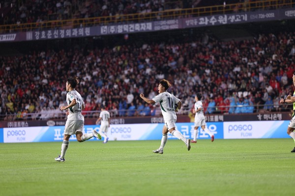 전북 현대는 19일 포항 스틸야드에서 하나은행 K리그1 2025 22라운드 포항 스틸러스와 맞대결을 치러 3-2로 역전승했다.(사진=전북 현대 모터스 제공)