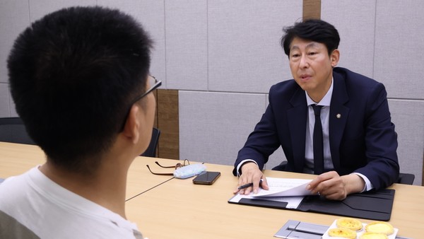 이훈기 더불어민주당 의원이 기자와 인터뷰하고 있는 모습.