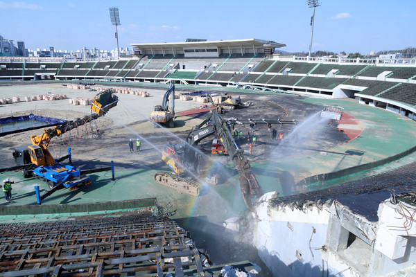 전주종합경기장의 주 경기장 철거 작업이 진행되고 있는 모습.(사진=전주시 제공)