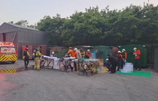 2일 오후 6시 42분께 전북 전주시 완산구 삼천동에 위치한 종합리싸이클링타운에서 가스가 폭발하는 사고가 발생했다.(사진=전북특별자치도소방본부 제공) 2024.05.02