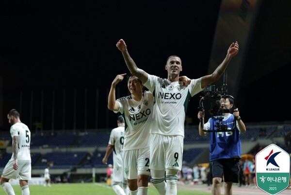 전북 현대는 26일 광주월드컵경기장에서 열린 하나은행 K리그1 2025 24라운드 원정 경기에서 후반 추가시간 티아고의 헤더 결승골로 광주FC에 2-1로 승리하며 20경기 무패 행진을 이어갔다.(사진=한국프로축구연맹 제공)