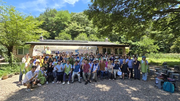 완주 신흥계곡 생태 보전과 지역 환경을 위해 쉼 없이 달려온 완주자연지킴이연대가 26일 완주군 경천면 가천리 '아우르하우스' 마당에서 ‘신흥계곡 토요걷기' 5주년 기념행사를 개최했다.(사진=완주자연지킴이연대 제공) 