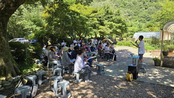 이날 기념행사는 토요걷기에 참여하고 연대해 온 이들의 오카리나와 태평소 연주, 서동우리가락연구진흥원의 흥겨운 사물놀이 등이 펼쳐졌다.(사진=완주자연지킴이연대 제공)