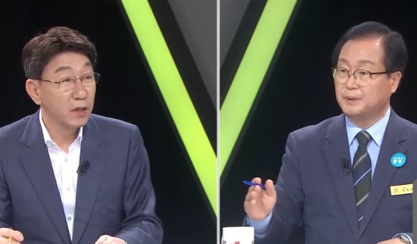 우범기 전주시장(왼쪽)과 유희태 완주군수가 첫 번째 공개 토론을 펼치고 있는 모습.(KBS전주총국 8월 5일 방송 화면 갈무리)