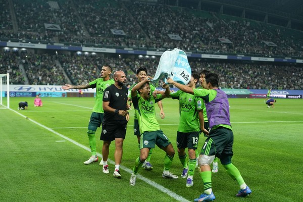 전북 현대는 8일 오후 7시 30분 전주월드컵경기장에서 열린 하나은행 K리그1 2025 25라운드에서 FC안양을 2-1로 승리하며 리그 21경기 연속 무패를 기록했다.(사진=전북 현대 모터스 제공)