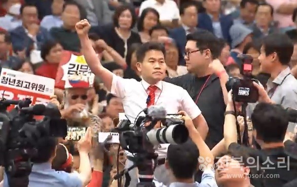 전한길 씨가 8일 대구에서 열린 국민의힘 전당대회 합동연설회에서 윤석열 전 대통령 탄핵에 찬성한 후보들을 향해 '배신자'라고 외쳤다.(자료사진)