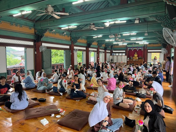 전북대학교가 주관한 한국 문화체험 프로그램 ‘2025 하계 필링코리아(The Feeling Korea)’가 역대 최대 규모인 183명이 참가한 가운데 2주간의 일정을 성황리에 마쳤다.(사진 위, 아래=전북대 제공)