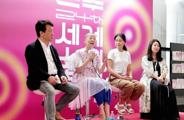 17일 전주세계소리축제 조직위원회 관계자들과 출연진들이 폐막기자회견에서 답변을 하고 있는 모습.(사진=전주세계소리축제 제공)